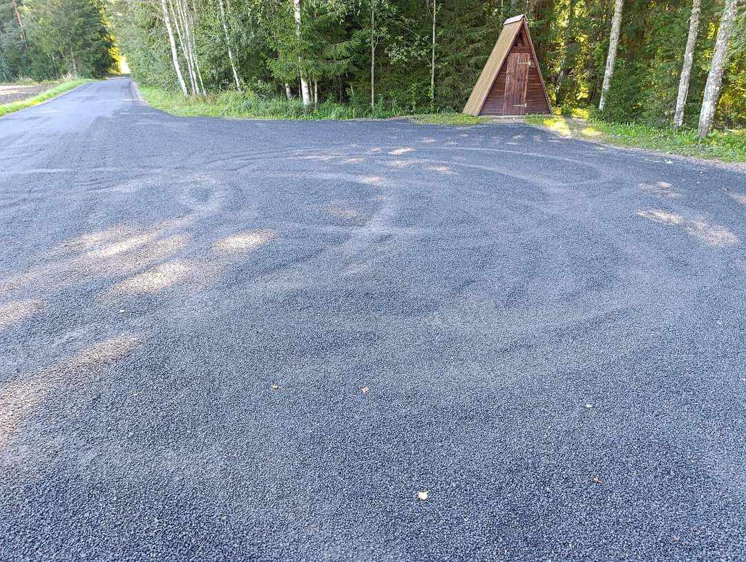 Rullnokad kahjustasid Rõuges äsja pinnatud teed ja parklat